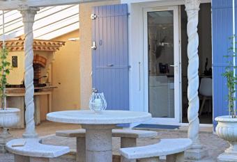 Villa Mer Nature allows 18 year olds to book a room