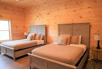 Eaglebend Cabin has rooms with a private hot tub