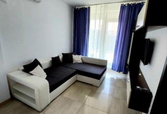 Estela apartment has rooms with a private hot tub