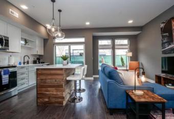 1 Bedroom Luxury Condo 10 Minutes from First Energy Stadium D5 allows 18 year olds to book a room