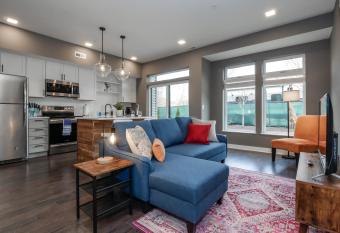 Luxury Condo 10 Minutes from First Energy Stadium C6 allows 18 year olds to book a room