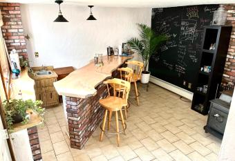 Daybed with trundle - access to home library & bar allows 18 year olds to book a room