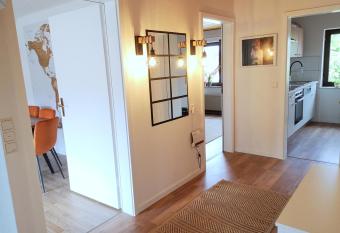 Helle Ferienwohnung mit Balkon, K  che, Parkplatz & Waschmaschine allows 18 year olds to book a room