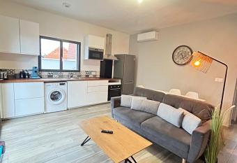 Bella Vista, parking gratuit, 5 min Auxerre has Balcony rooms