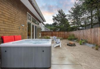 Kiwanda Forever has Balcony rooms