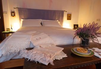 Portico Rosso B&B has rooms with a private hot tub