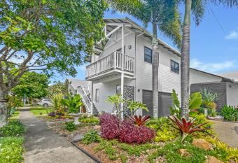 Beachside Serenity Apartment has Balcony rooms