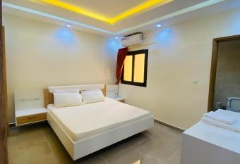 Appartement de standing en plein Mamelles allows 18 year olds to book a room