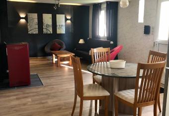 L   annexe has Balcony rooms