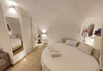 S Luxury Suites Sperlonga allows 18 year olds to book a room