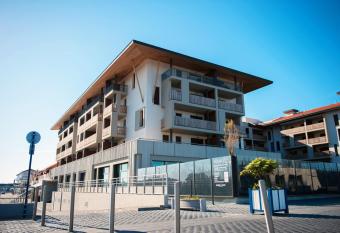 R  sidence N  m  a l Estacade allows 18 year olds to book a room