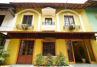 THE SUNSET BAY has Balcony rooms
