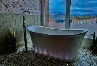 Elysium Holiday Lets - Elysium Suite, Stunning Apartment by the Beach allows 18 year olds to book a room