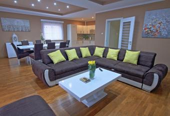 Holiday House Lana has Balcony rooms