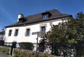 La cour des Ursulines allows 18 year olds to book a room