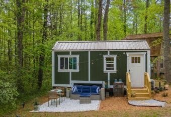 Fern Valley Tiny House with Lake Access has Balcony rooms