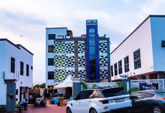 COLINDALE COURT has Balcony rooms