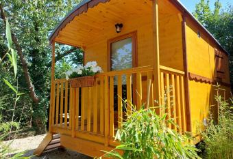 La Roulotte du Herdal allows 18 year olds to book a room