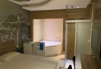 Living Hotel Flex Inn has rooms with a private hot tub