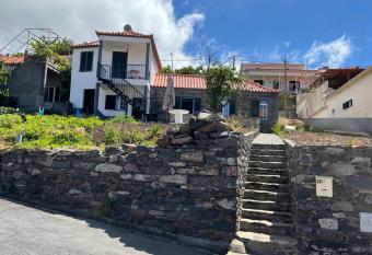 Casa do Av   allows 18 year olds to book a room