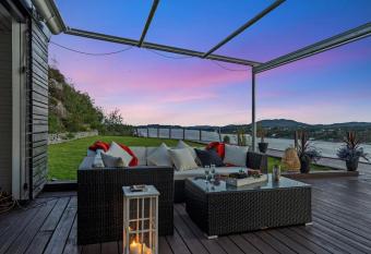 Penthouse leilighet 200 kvm Vakker sj  utsikt. has rooms with a private hot tub