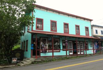 Pahoa Village Hostel allows 18 year olds to book a room