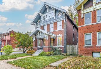 Spacious Family & Friends House Across From Tower Grove Park allows 18 year olds to book a room
