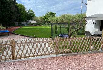 Charmant logement avec jacuzzi has rooms with a private hot tub