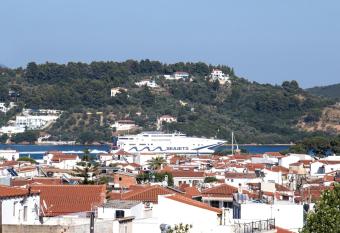 D & E APARTMENTS has Balcony rooms