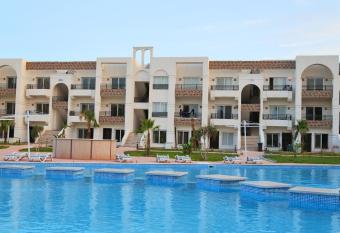 Spacious Landscape and pool view studio. allows 18 year olds to book a room