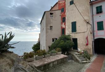 La Torre saracena di Tellaro allows 18 year olds to book a room
