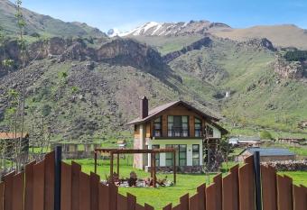 Elite House Kazbegi has Balcony rooms