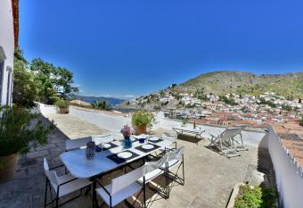 Captain s House - Hydra 1800 allows 18 year olds to book a room