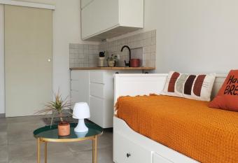 Charmant studio moderne avec ext  rieur  allows 18 year olds to book a room
