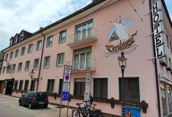 HOTEL Schiff allows 18 year olds to book a room