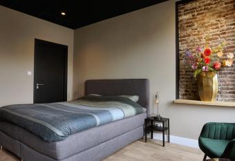 B&Bie ons allows 18 year olds to book a room