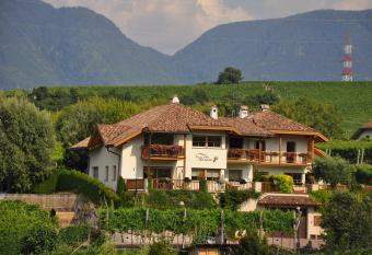 Feltonhof allows 18 year olds to book a room