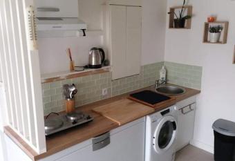 Charmant studio entre terre et mer allows 18 year olds to book a room