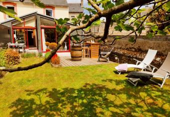 Aux Trois Palmiers has Balcony rooms