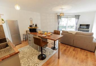     Jardin-Parking-Proche plage et calanque has Balcony rooms