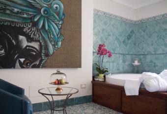 Caiammari Boutique Hotel & Spa has rooms with a private hot tub