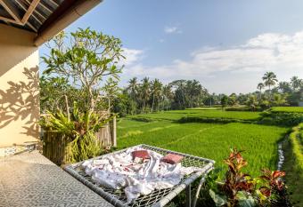 Wooden Ganeca Villas by Pramana Villas has rooms with a private hot tub