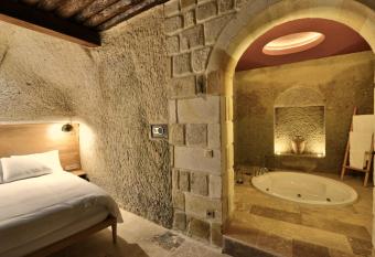 Evanthia Cave Suites has rooms with a private hot tub