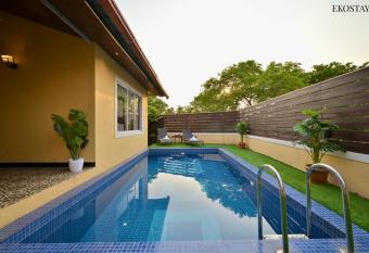 EKOSTAY - Pinewood Villa allows 18 year olds to book a room