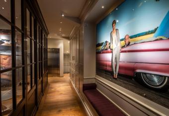 Porta Nera Private Living - adults only allows 18 year olds to book a room