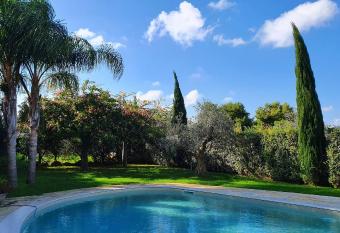Villa Dammusello has Balcony rooms
