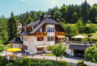 Ferienhaus Holzer has Balcony rooms