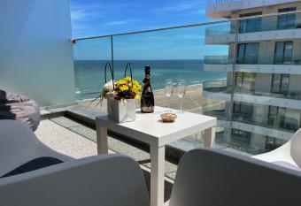 Studio 147 Mamaia Nord allows 18 year olds to book a room