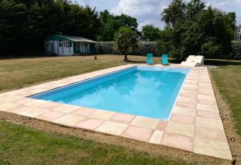 Loue chalet 30m2 avec piscine allows 18 year olds to book a room