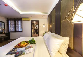 Keypad Hotel - 24 Hang Ga has rooms with a private hot tub